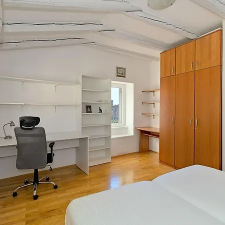 Cozy Penthouse Near Palace