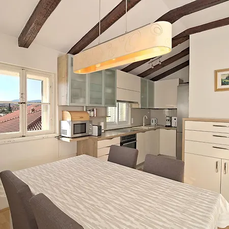 Cozy Penthouse Near Palace Appartement