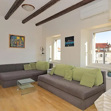 Cozy Penthouse Near Palace Appartement