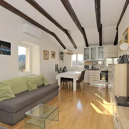 Cozy Penthouse Near Palace Appartement